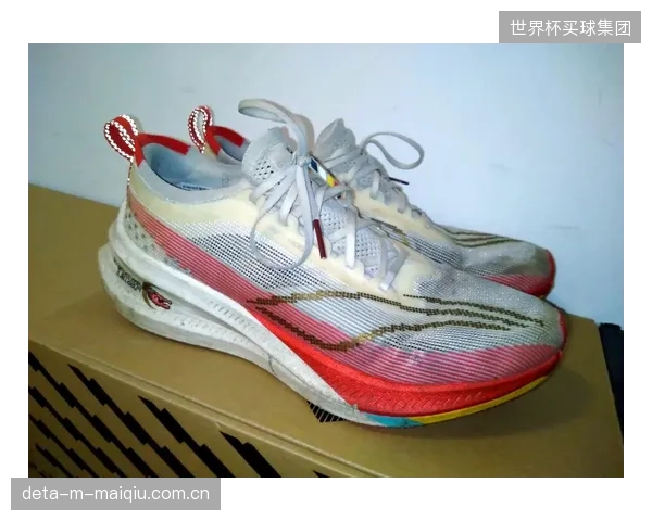 李宁“䨻”科技实验室验证：通过间歇式加压，实现PEBA材料胞体密度对标NikeZoomX的轻量化目标